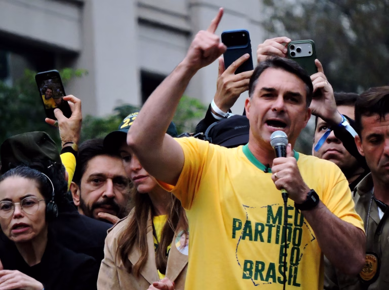 Supremo de Brasil investiga por corrupción a Flávio Bolsonaro, candidato presidencial de la derecha