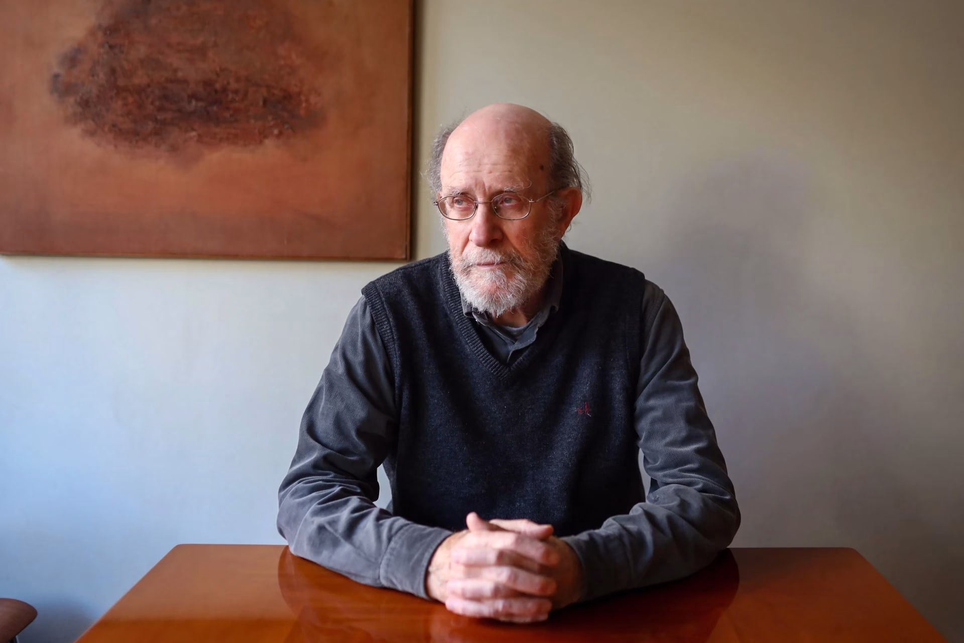 Miguel Laborde, escritor: “En Chile hay un arte de vivir, de amigos, sobremesa, fiesta y baile. Y eso también es parte d