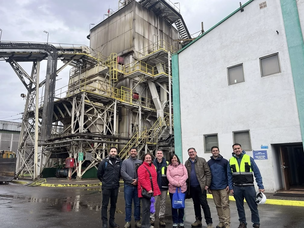 UdeC y Neoelectra Cabrero se alían para transformar cenizas de biomasa en materiales de construcción