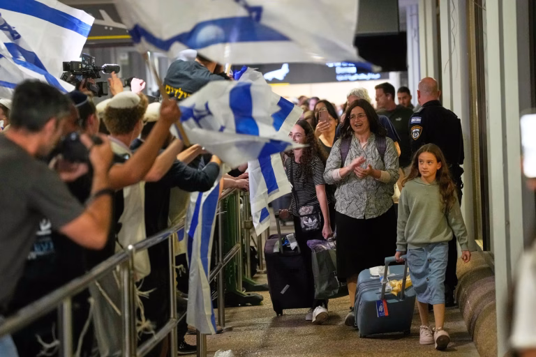 Tensión en el aire: Vuelo con destino a Tel Aviv aterriza de emergencia tras neutralizar una amenaza a bordo