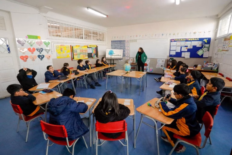 Más de 70.000 jóvenes fuera del sistema: Proyecto clave para su reinserción escolar sigue detenido en el Congreso