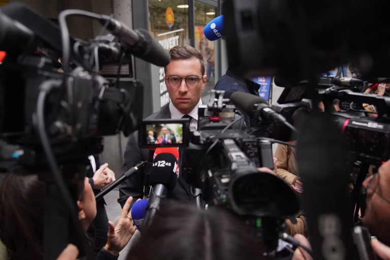 Publican pruebas de mensajes antisemitas atribuidos al líder de ultraderecha francés Jordan Bardella