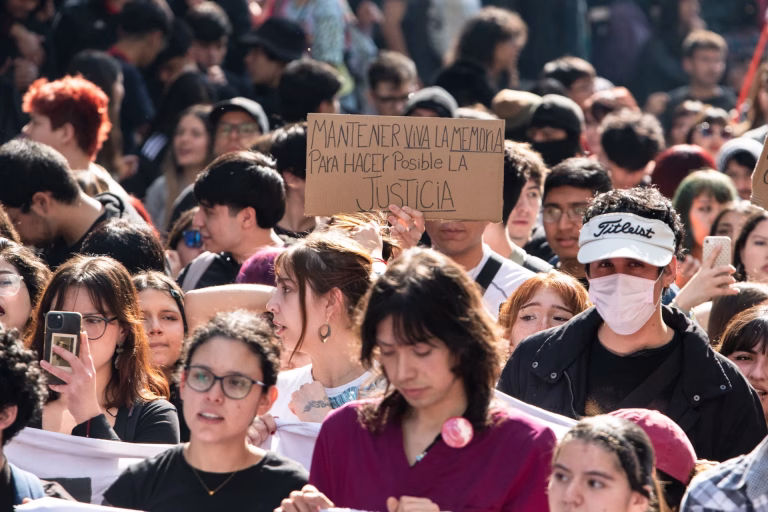 Masiva marcha estudiantil en Santiago: Exigen ‘ni un peso menos’ para la educación en el Presupuesto 2027