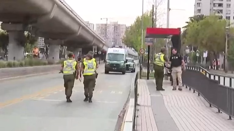 Versiones opuestas en atropello múltiple: Patrulla de Carabineros arrolla a cuatro personas en La Florida