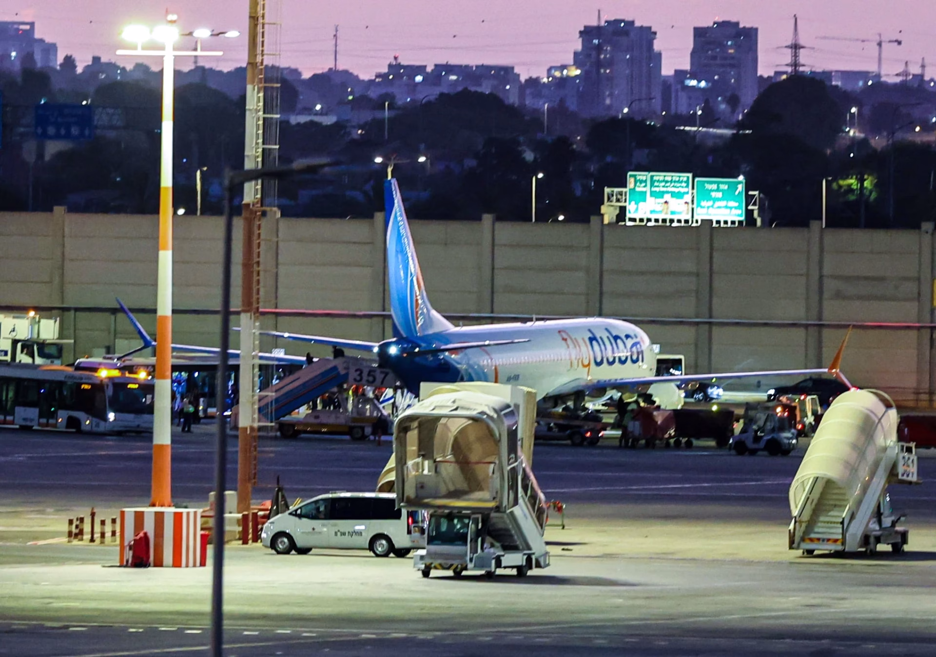 Piloto apuñalado por copiloto relata cómo evitó que el avión se estrellara con 174 personas a bordo