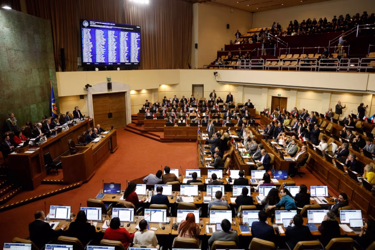 Gobierno enfrenta reveses legislativos en medio de críticas a su relación con el Congreso