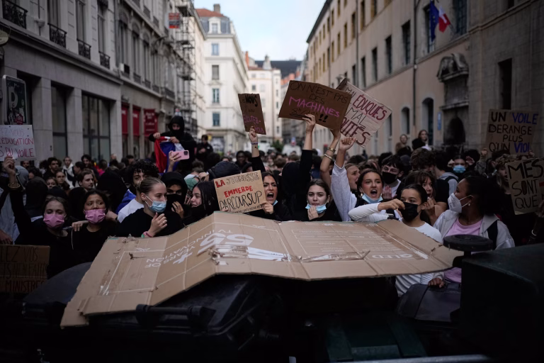 Francia: Protestas estudiantiles dejan 2.000 detenidos y obligan al cierre de 400 centros educativos