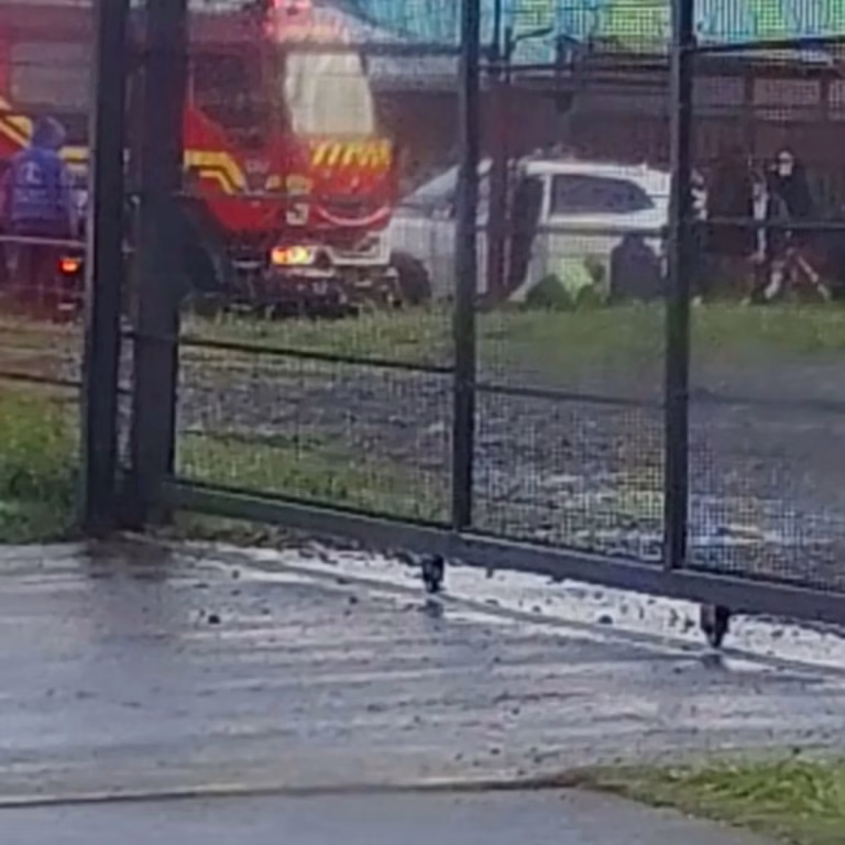 Conductor de tercera edad es reanimado tras sufrir emergencia cardíaca al volante en Los Ángeles
