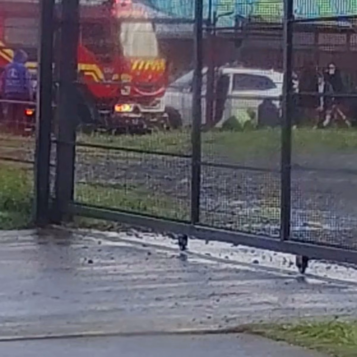 Conductor de tercera edad es reanimado tras sufrir emergencia cardíaca al volante en Los Ángeles