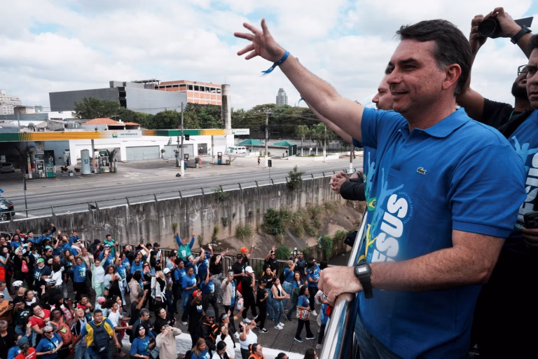 Fractura en la derecha brasileña: Pastor evangélico acusa al hijo de Bolsonaro de usar la fe por conveniencia