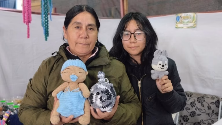 Madre e Hija de Cabrero Tejen Éxito con Emprendimiento Familiar de Crochet