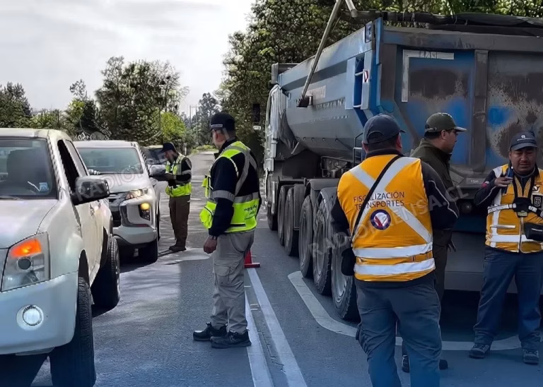 Operativo en Codigua busca frenar tránsito de camiones con exceso de peso que amenaza puente El Carmen
