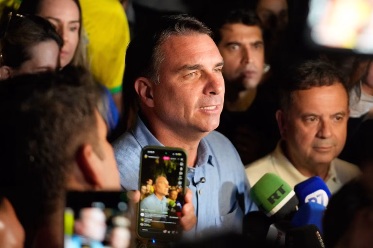 Flávio Bolsonaro celebra victoria en primera vuelta y declara el fin de la era del PT en Brasil