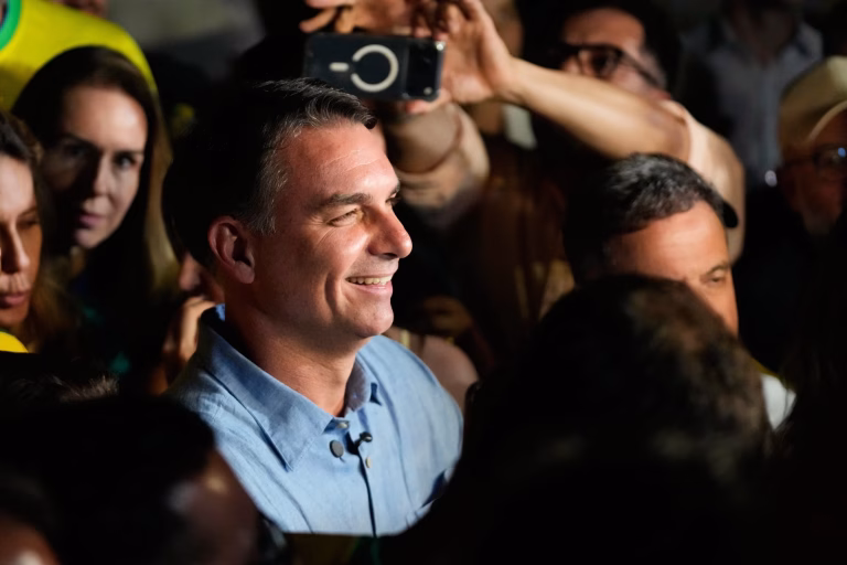 Desde la cárcel: El clan Bolsonaro logra una contundente victoria electoral en Brasil