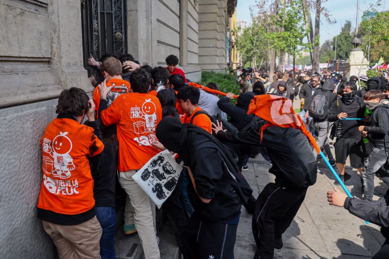 Violencia empaña marcha estudiantil de la Confech en Santiago tras agresión a contramanifestantes