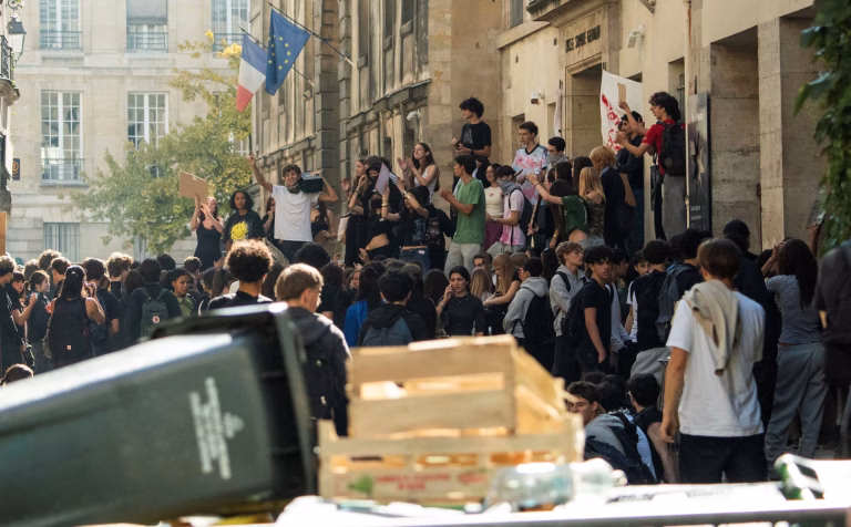 Francia enfrenta la mayor ola de protestas estudiantiles en décadas por más recursos para la educación