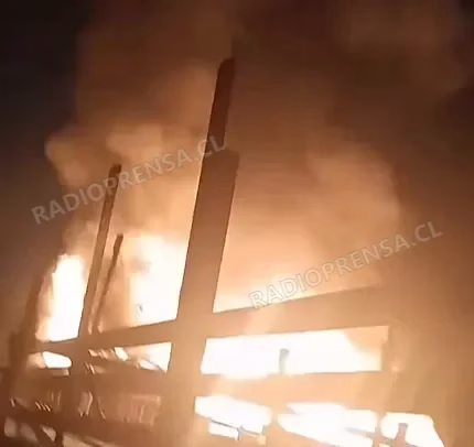Incendio afecta una vivienda en la toma Villa El Bosque de San Antonio sin dejar lesionados