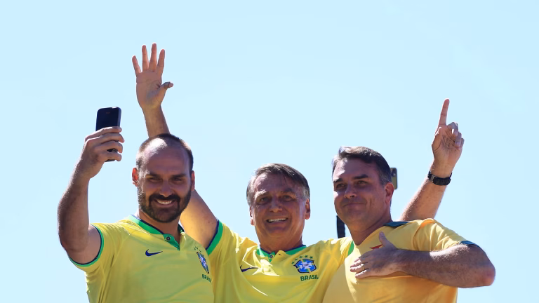 Clan Bolsonaro consolida su poder en Brasil: Flávio gana primera vuelta y cuatro familiares entran al parlamento