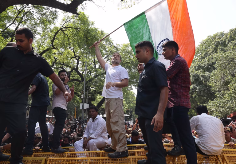 Tensión en India: Oposición exige renuncia del jefe electoral por acusaciones de fraude y su líder es detenido