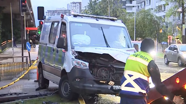 Restablecen tránsito en La Florida: Retiran ambulancia accidentada tras 14 horas de espera en Vicuña Mackenna