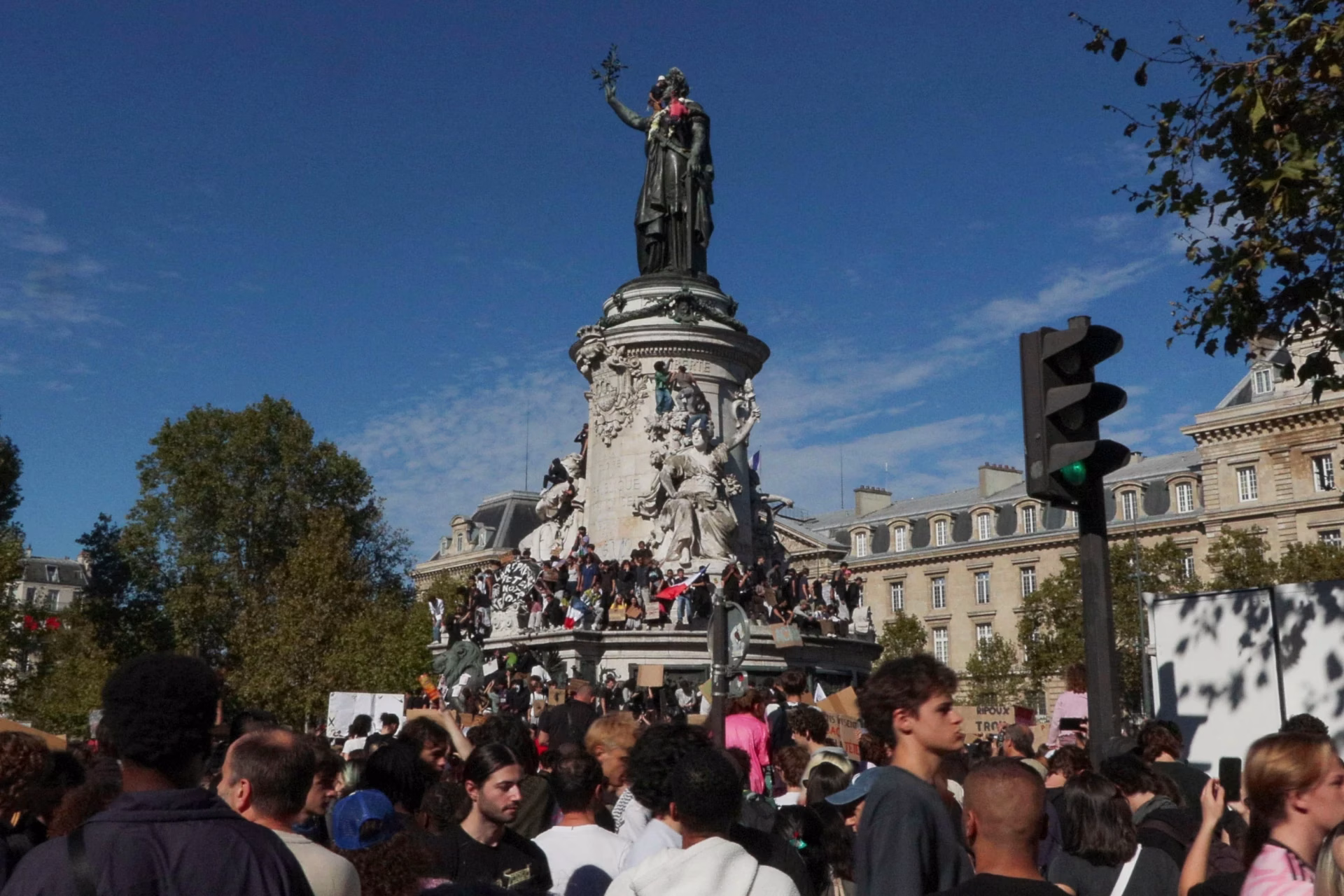 Francia: Masivas protestas estudiantiles contra alzas en educación sacuden el centro de París