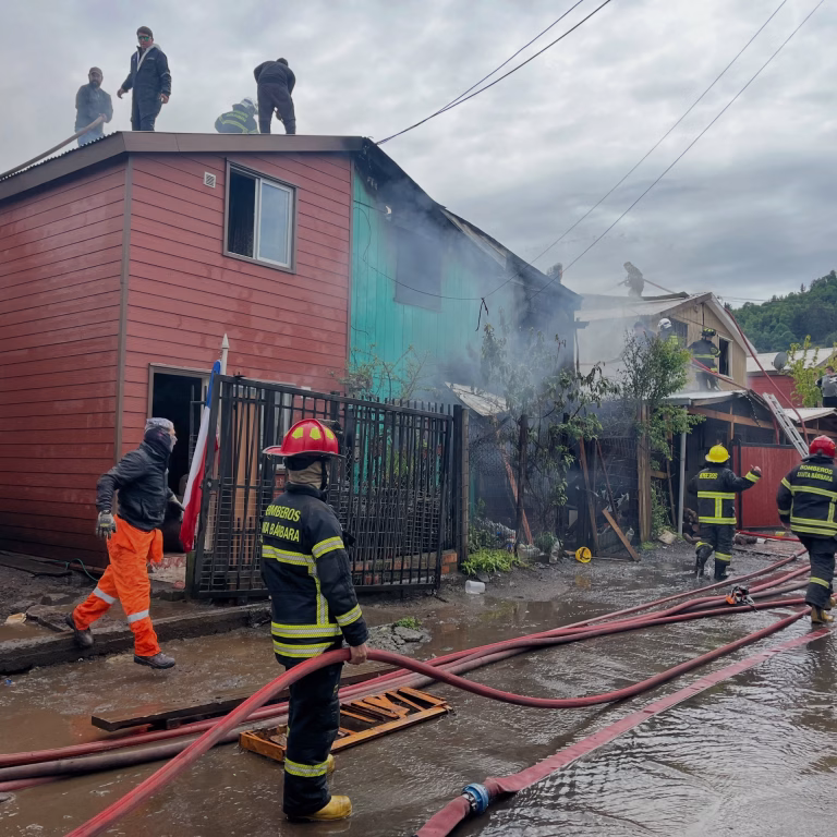 Incendio en Santa Bárbara: Ocho familias damnificadas y una persona herida de gravedad
