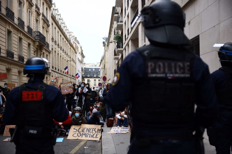 Francia prohíbe a la policía el uso de granadas en las actuales protestas estudiantiles