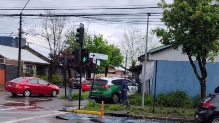 Colisión entre patrulla de Carabineros y vehículo particular deja a funcionaria y transeúnte lesionadas en Los Ángeles