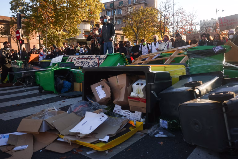 Estudiantes en Francia intensifican protestas y presentan 10 demandas al Gobierno