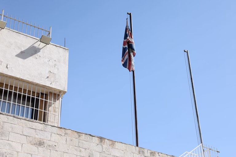 Israel y Reino Unido alcanzan acuerdo para mantener misión diplomática reducida en Jerusalén