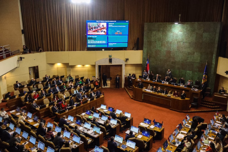 Gobierno de Kast presenta Presupuesto 2027 con alza del 1,5% y simbólico gesto en el Congreso
