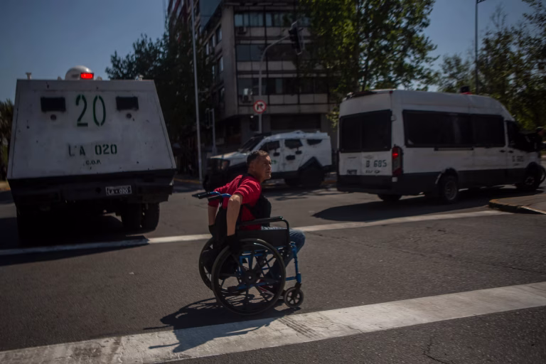 Drama en Chile: Reportaje revela que cupos en residencias para discapacitados solo se liberan por fallecimiento