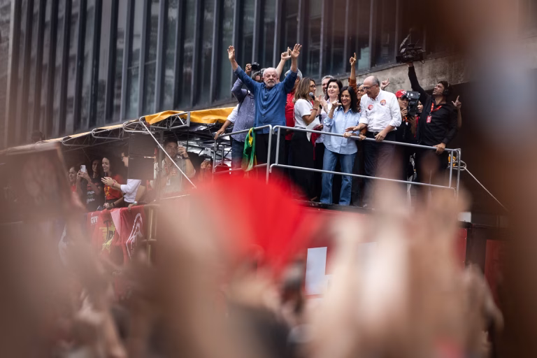 Lula da Silva moviliza una ‘marea roja’ en São Paulo para remontar en las elecciones de Brasil