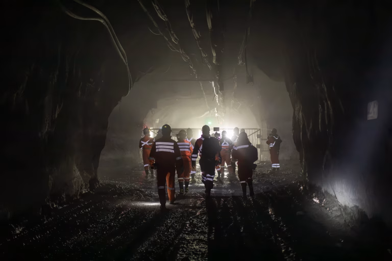 Dos Trabajadores Atrapados por Alud de Barro en Mina El Teniente de Codelco
