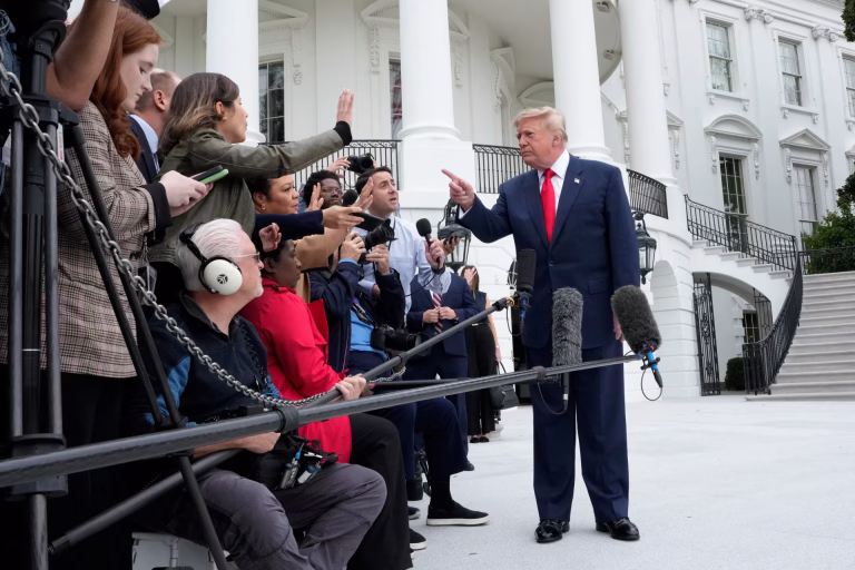 Departamento de Justicia de EE.UU. investiga a cadenas de TV por su cobertura del Presidente Trump