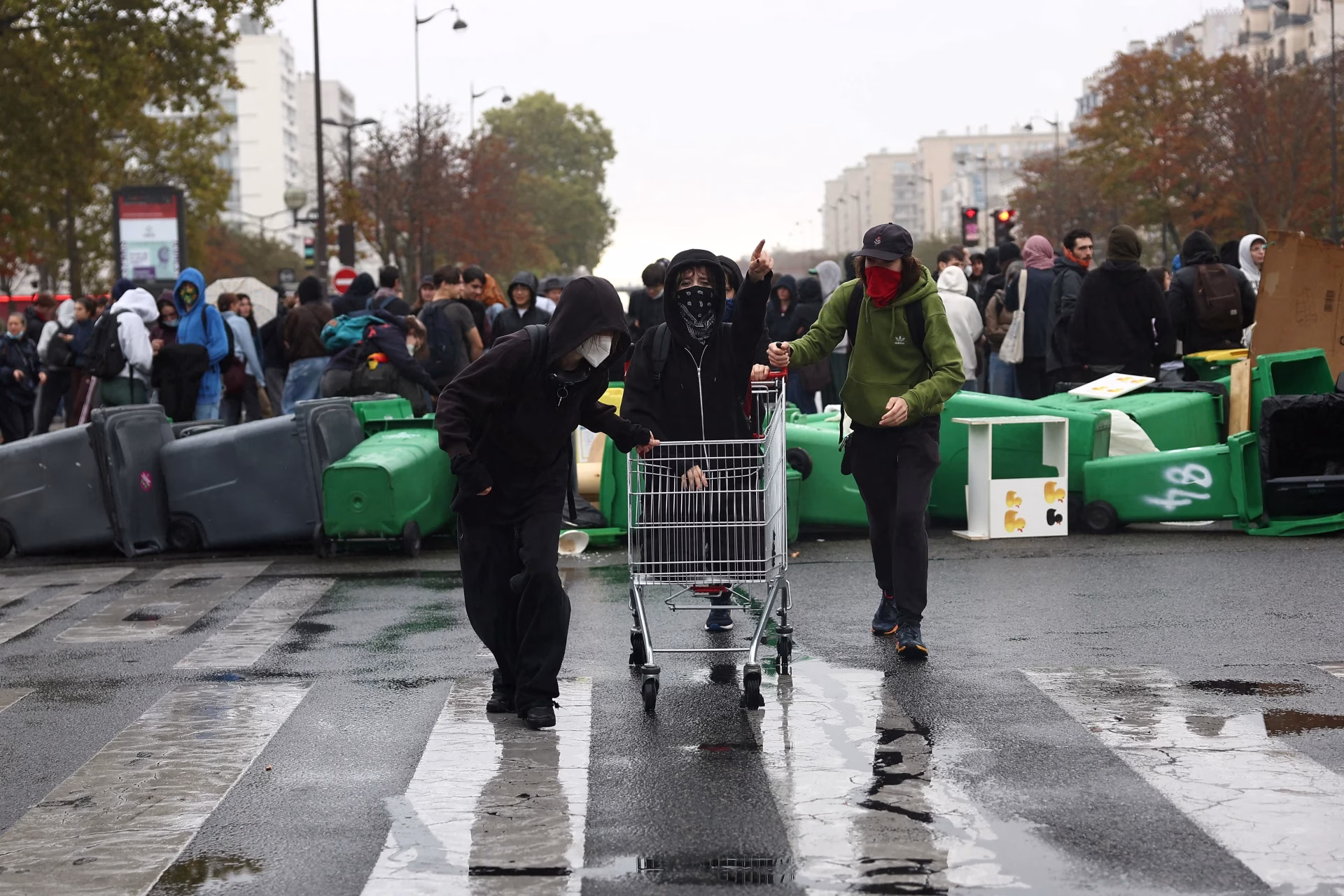 Protestas estudiantiles en Francia escalan con apoyo internacional y bloqueo de centros educativos