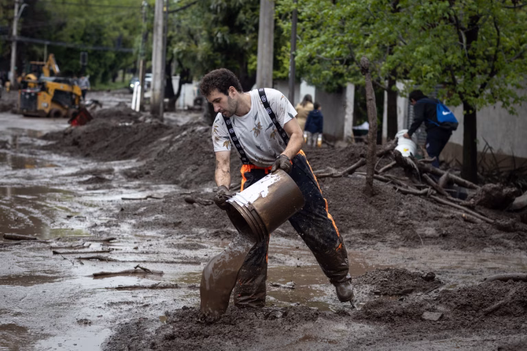 Alerta Roja en Santiago: Fuerte tormenta eléctrica con granizo deja a 48.000 hogares sin luz