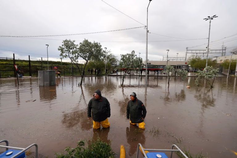 Fuerte tormenta en Santiago: Suspenden clases en las comunas de Santiago, Providencia y Ñuñoa