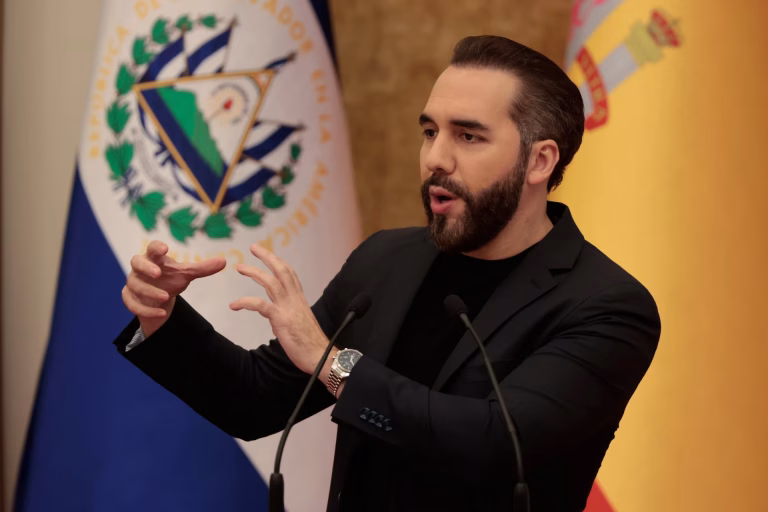 Bukele anuncia evaluación para liberar a 46.000 presos y firma histórica inversión española en El Salvador