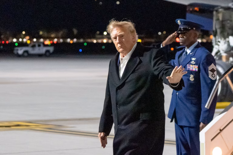 Justicia de EE.UU. falla contra veto de Trump y restituye acceso de prensa a la Casa Blanca