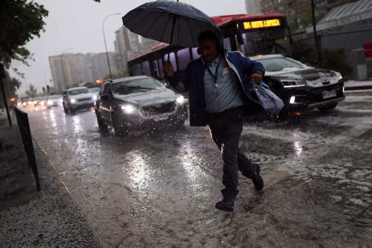 Temporal histórico en Santiago: 25.000 clientes sin luz y alcaldes exigen mayor preparación ante crisis climática