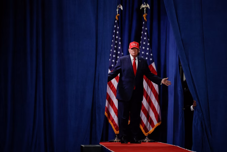 Trump intensifica su controvertida estrategia para influir en las elecciones de medio término en EE.UU.