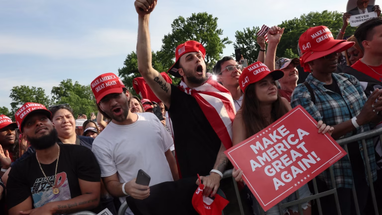 El dilema del voto latino en EE.UU.: Decepcionados de Trump, pero escépticos con los demócratas