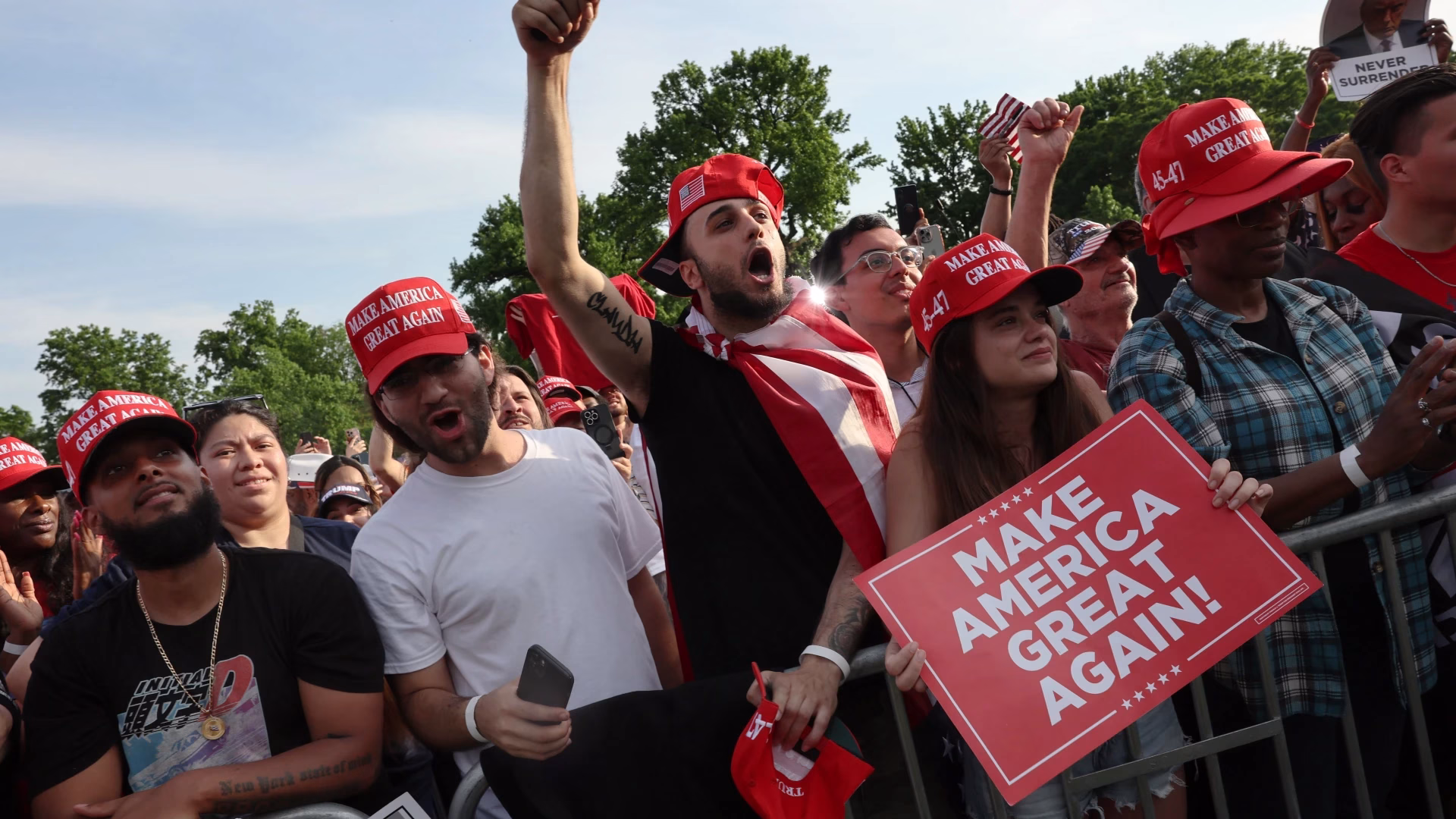 El dilema del voto latino en EE.UU.: Decepcionados de Trump, pero escépticos con los demócratas