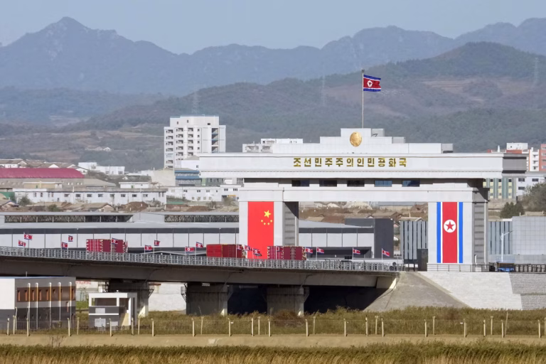 China y Corea del Norte sellan su alianza con la apertura de un nuevo puente tras 12 años de espera