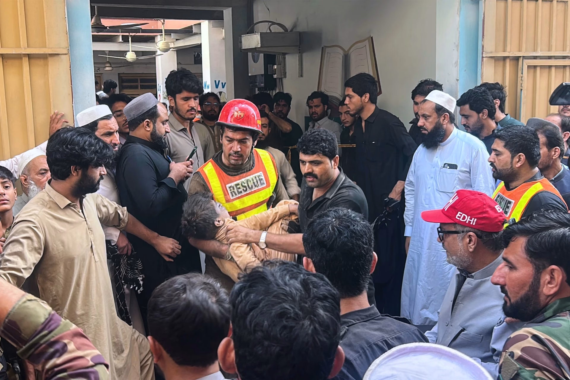 Tragedia en Pakistán: Mueren al menos 27 niños y una profesora tras derrumbe de techo en escuela