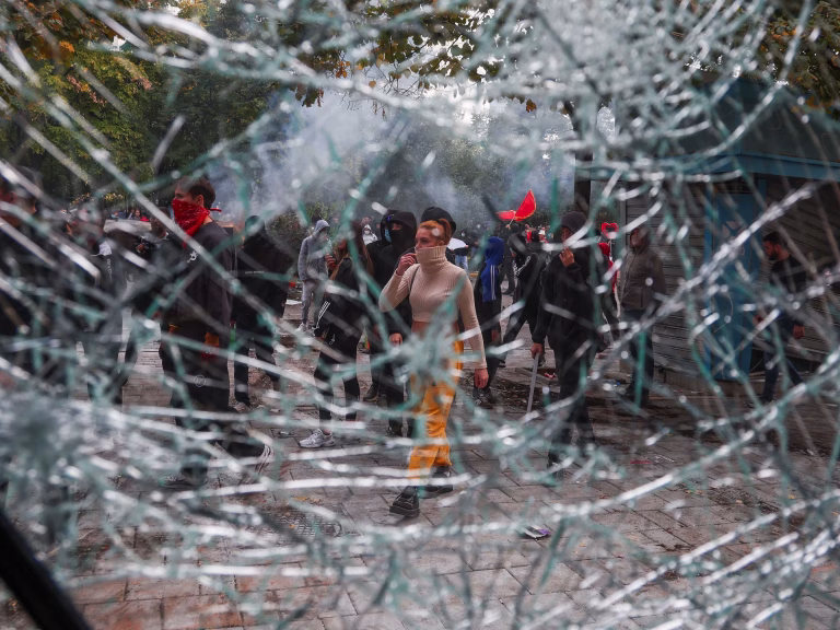 Tensión en Albania: Primer Ministro acusa a la oposición de instigar violencia en protestas estudiantiles