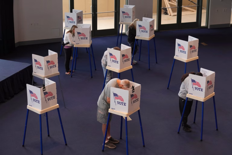 Tensión en EE.UU.: Administración Trump demanda a California por más de 20.000 votantes no ciudadanos