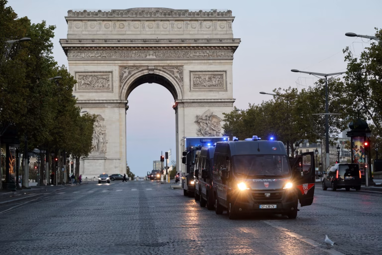 Francia en Alerta: Masivas Protestas Unen a Múltiples Sectores contra la Crisis del Costo de Vida
