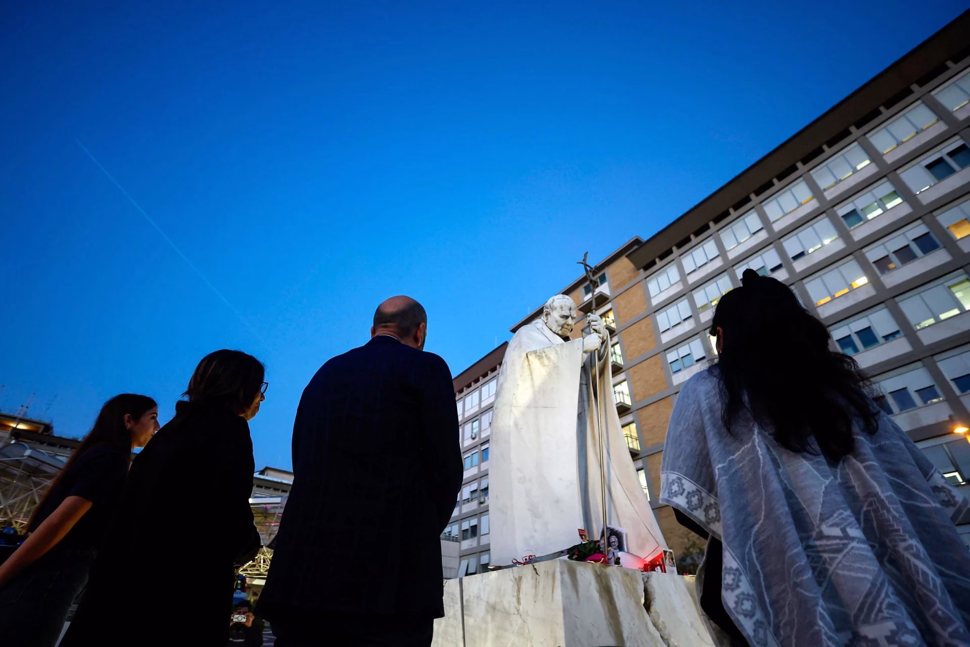 Papa León XIV recibe el alta médica y regresa al Vaticano tras operación de pulmón